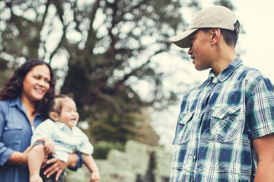 KidsHealth New Zealand mother and kids at the park