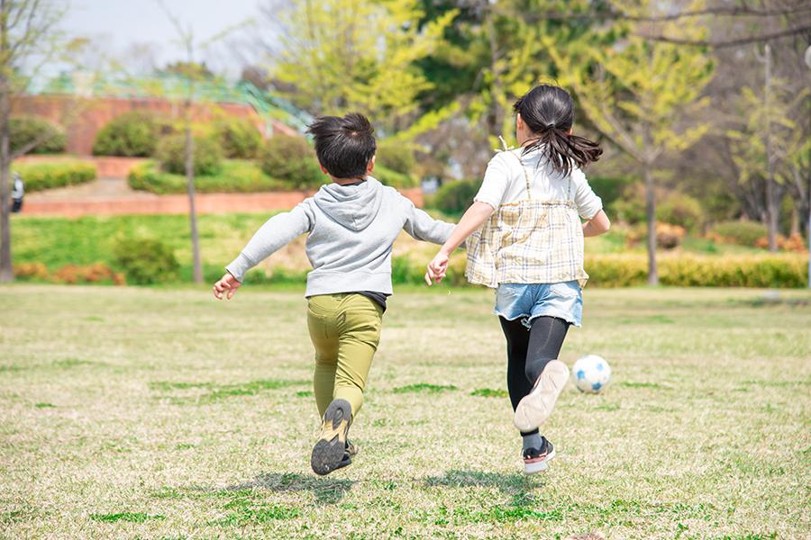 Two children running away (back view)