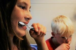 children brushing their teeth 